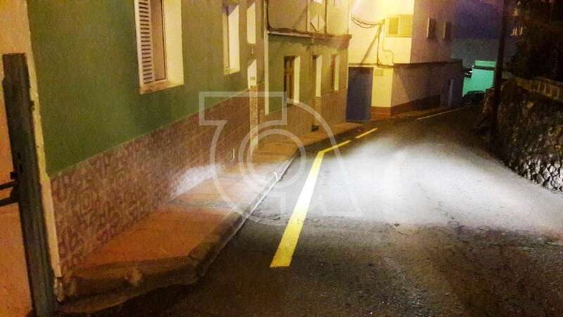 Línea amarilla trazada por Tráfico en la calle de La Virgen (Foto TA)